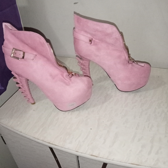 Shoes and purses - Picture 10 of 15